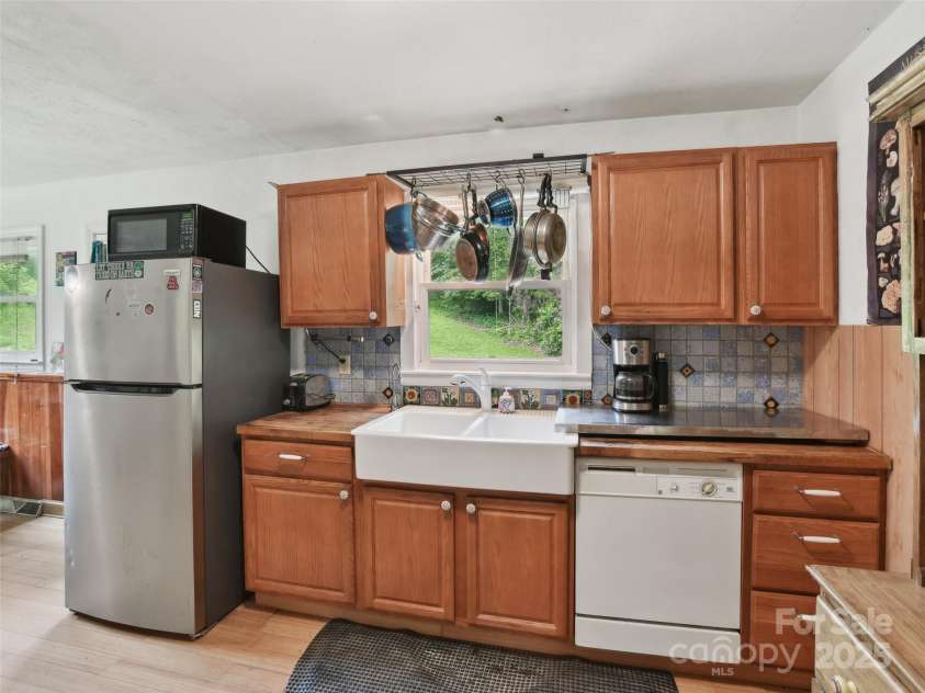 51 Sunset Drive, Asheville, NC 28806.  MLS# CAR4208733, YatesRealty ID 7018. 