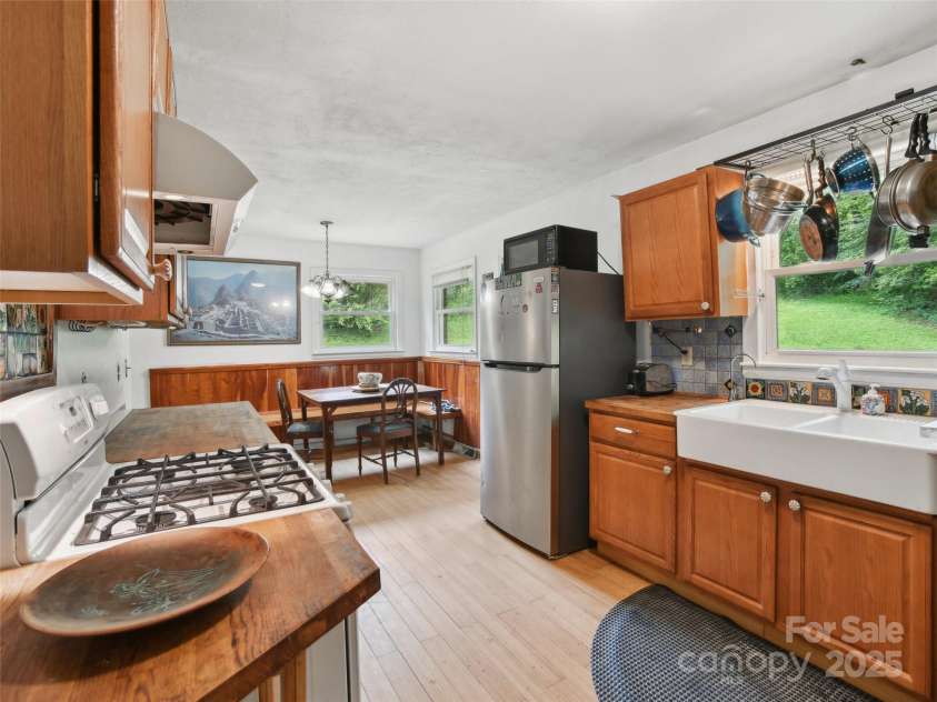 51 Sunset Drive, Asheville, NC 28806.  MLS# CAR4208733, YatesRealty ID 7018. 