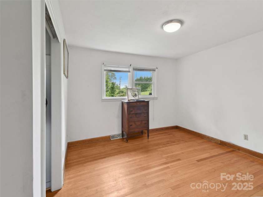 51 Sunset Drive, Asheville, NC 28806.  MLS# CAR4208733, YatesRealty ID 7018. 