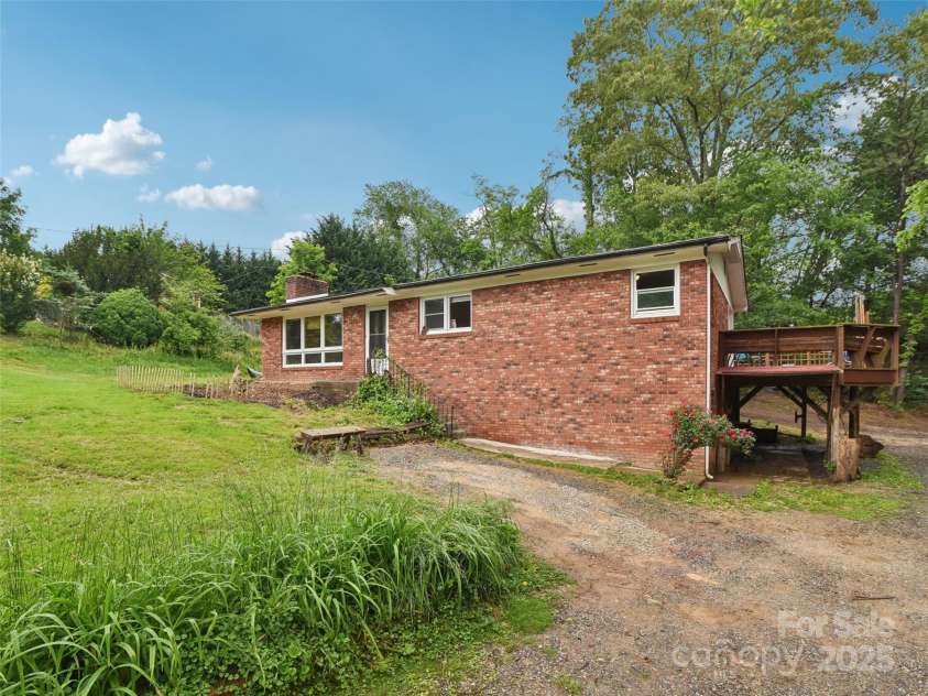 51 Sunset Drive, Asheville, NC 28806.  MLS# CAR4208733, YatesRealty ID 7018. 