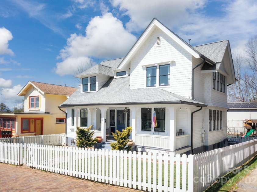 22 Broad Street, Asheville, NC 28801.  MLS# CAR4232987, YatesRealty ID 7019. Excellent Curb Appeal - Fully-Fenced Front + Side Yard