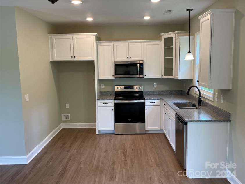 373 Barefoot Ridge, Clyde, NC 28721.  MLS# CAR4119628, YatesRealty ID 702. 9 Ft Clgs, recessed Lightning