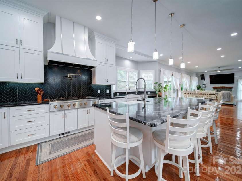119 Plantation Drive, Mooresville, NC 28117.  MLS# CAR4198986, YatesRealty ID 7020. Massive Island with Storage and Many Seatings