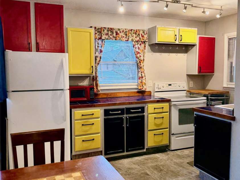 9 Riddle Road, Swannanoa, NC 28778.  MLS# CAR4329684, YatesRealty ID 7020. Bright eat in kitchen