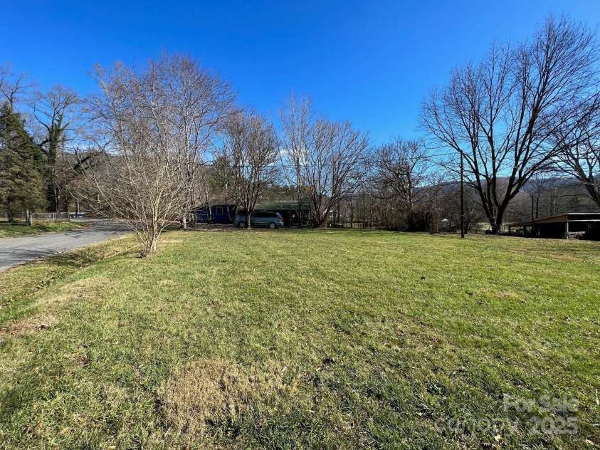9 Riddle Road, Swannanoa, NC 28778.  MLS# CAR4329684, YatesRealty ID 7020. Large side yard