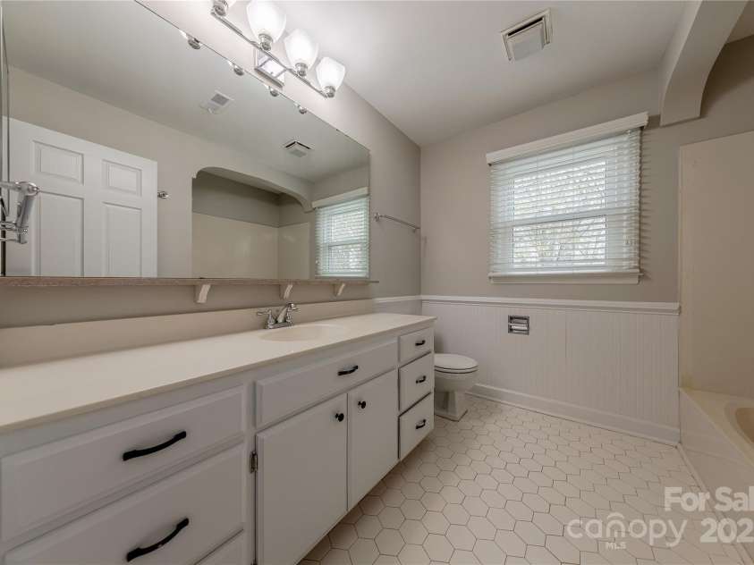 10101 Woodview Circle, Charlotte, NC 28277.  MLS# CAR4233546, YatesRealty ID 7021. Bathroom Two