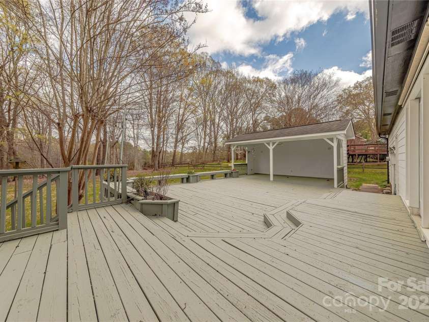 10101 Woodview Circle, Charlotte, NC 28277.  MLS# CAR4233546, YatesRealty ID 7021. Built In Seating