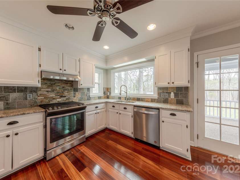 10101 Woodview Circle, Charlotte, NC 28277.  MLS# CAR4233546, YatesRealty ID 7021. Granite Counters