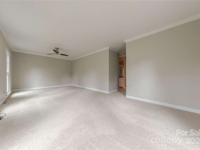 10101 Woodview Circle, Charlotte, NC 28277.  MLS# CAR4233546, YatesRealty ID 7021. Oversized Primary on the Main