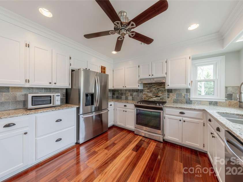 10101 Woodview Circle, Charlotte, NC 28277.  MLS# CAR4233546, YatesRealty ID 7021. Refinished Cabinets