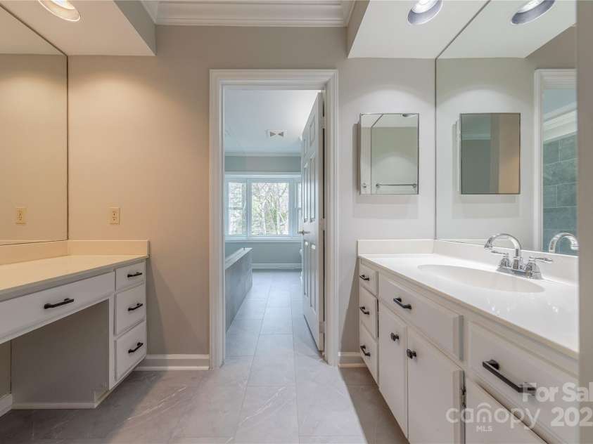 10101 Woodview Circle, Charlotte, NC 28277.  MLS# CAR4233546, YatesRealty ID 7021. Separate Vanities
