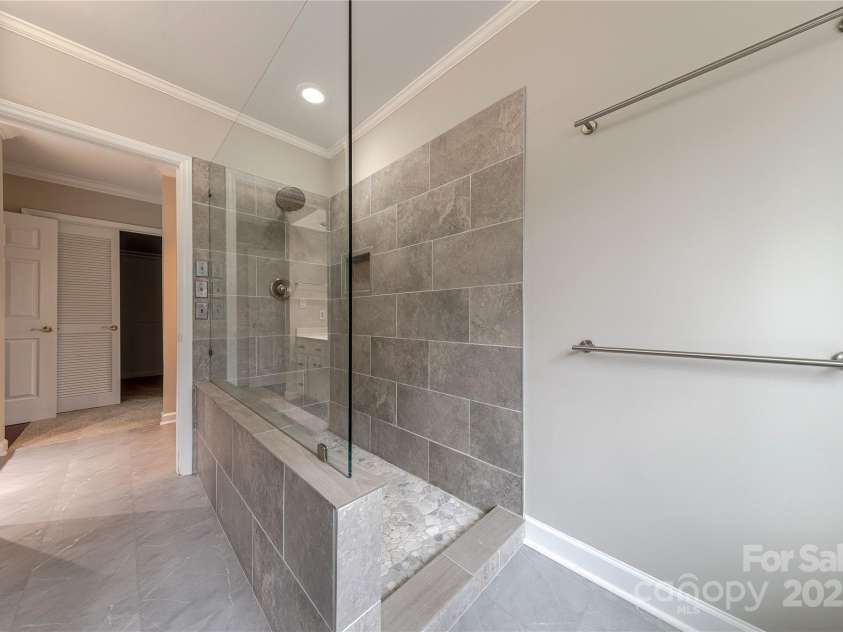 10101 Woodview Circle, Charlotte, NC 28277.  MLS# CAR4233546, YatesRealty ID 7021. Spa Like Shower
