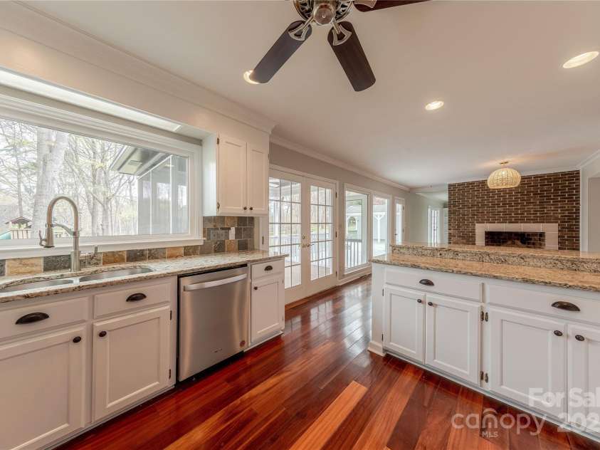 10101 Woodview Circle, Charlotte, NC 28277.  MLS# CAR4233546, YatesRealty ID 7021. Stainless Appliances