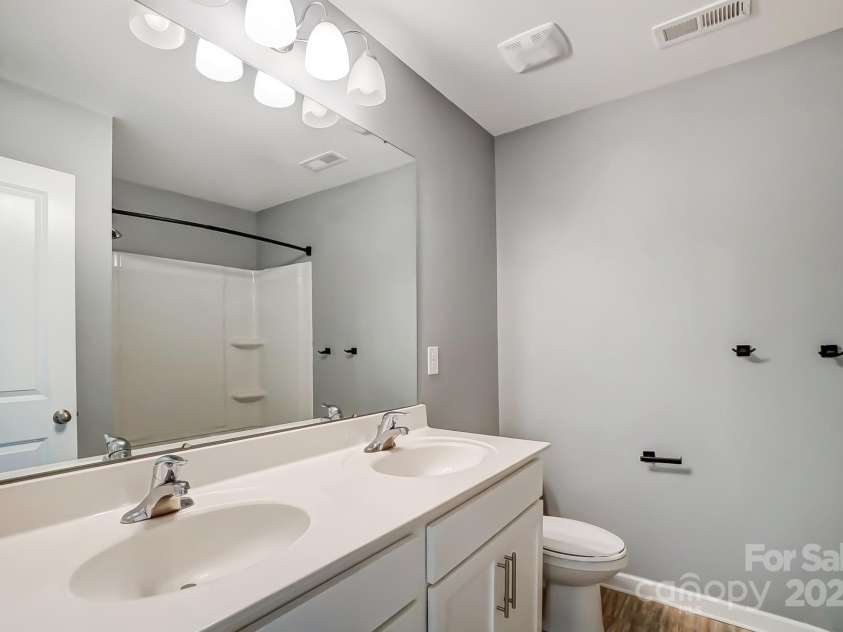 2224 Apple Glen Lane, Charlotte, NC 28269.  MLS# CAR4213000, YatesRealty ID 7022. Upstairs Bathroom