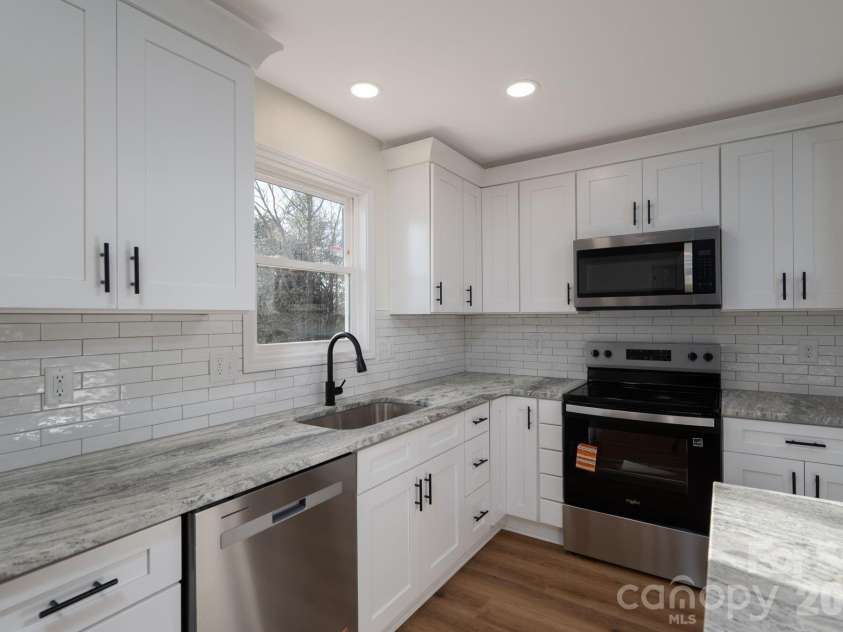 1928 Noles Circle, Lincolnton, NC 28092.  MLS# CAR4359715, YatesRealty ID 7023. Kitchen with quartz counters