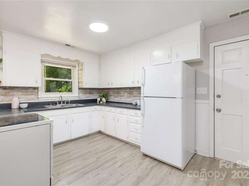 6325 Elmwood Circle, Charlotte, NC 28214.  MLS# CAR4246799, YatesRealty ID 7024. 