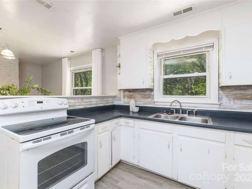 6325 Elmwood Circle, Charlotte, NC 28214.  MLS# CAR4246799, YatesRealty ID 7024. 