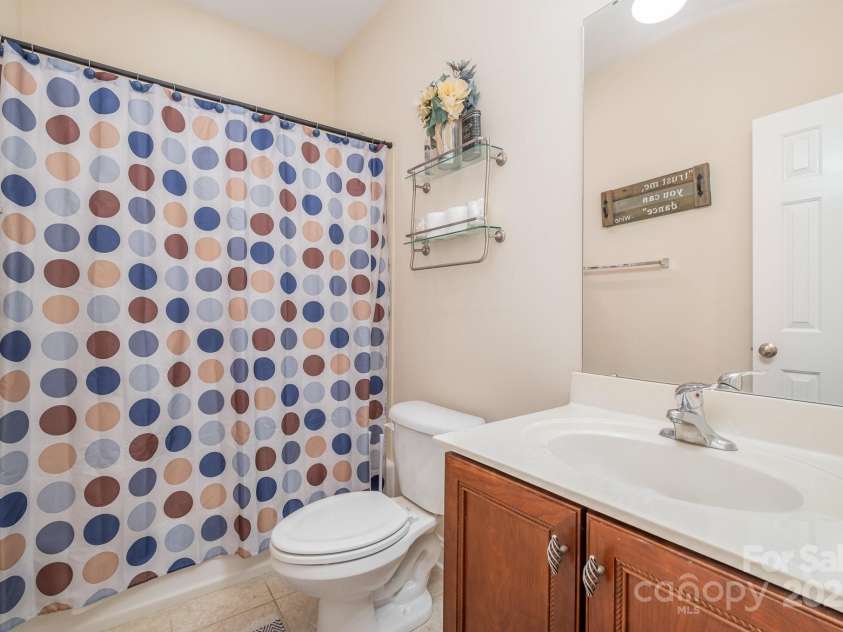 16636 Flintrock Falls Lane, Charlotte, NC 28278.  MLS# CAR4245046, YatesRealty ID 7026. 2nd floor bath