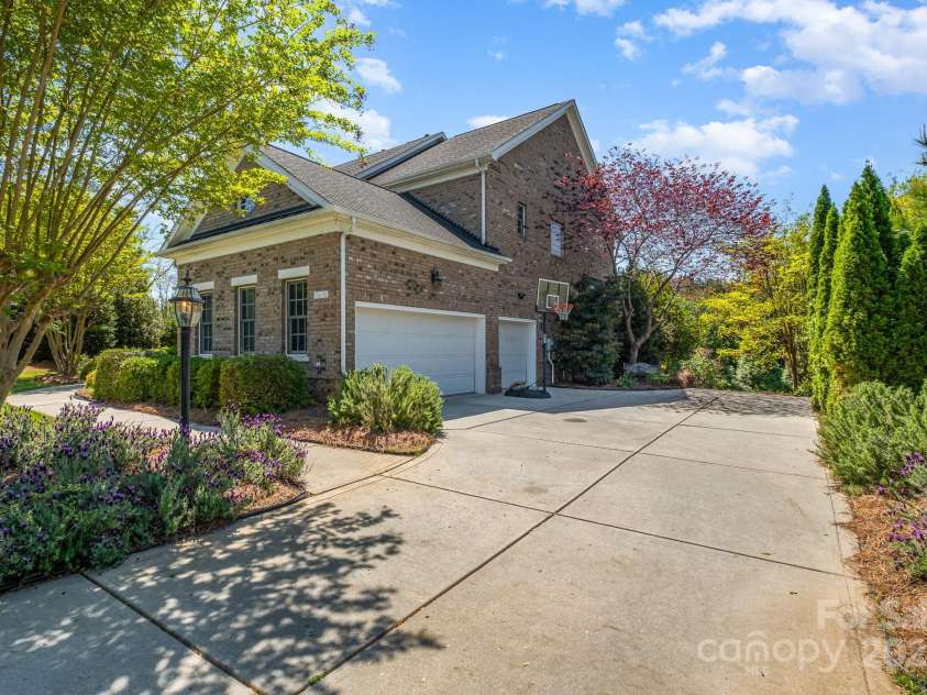 16636 Flintrock Falls Lane, Charlotte, NC 28278.  MLS# CAR4245046, YatesRealty ID 7026. 3 car garage