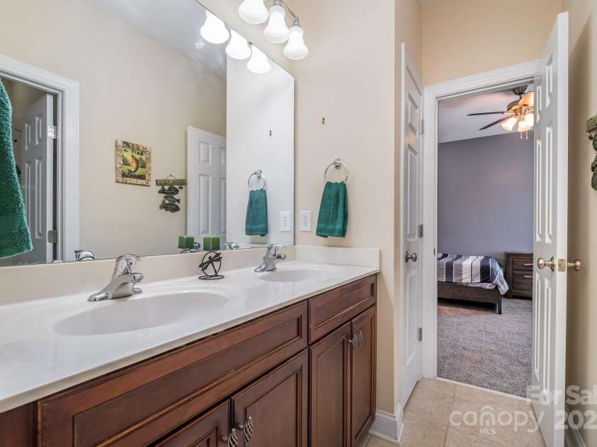 16636 Flintrock Falls Lane, Charlotte, NC 28278.  MLS# CAR4245046, YatesRealty ID 7026. Buddy bath for bedrooms 2 & 3