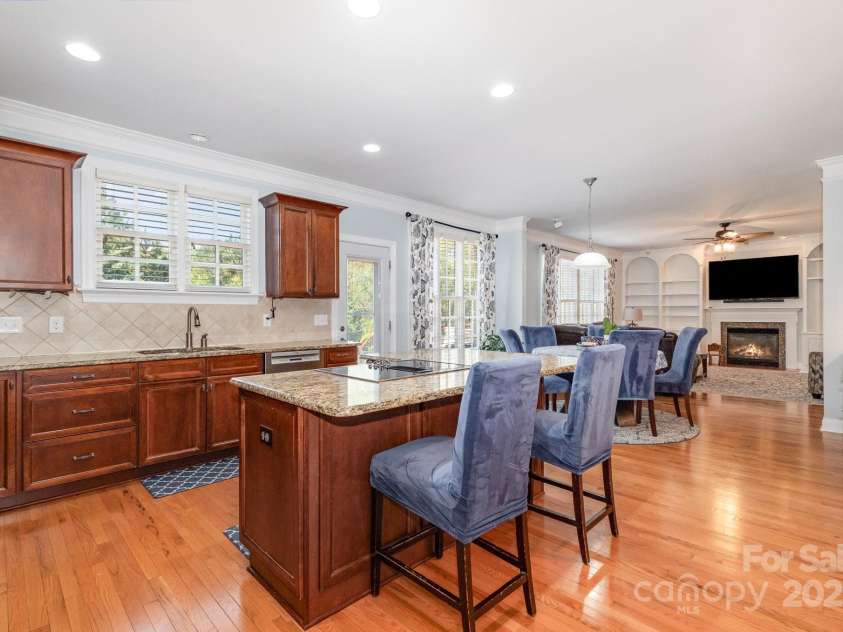 16636 Flintrock Falls Lane, Charlotte, NC 28278.  MLS# CAR4245046, YatesRealty ID 7026. Kitchen