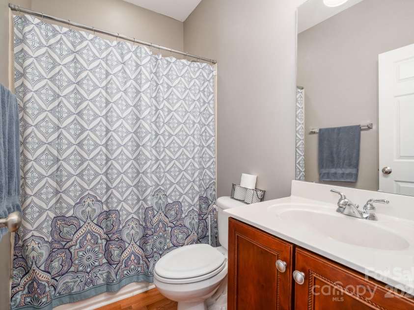 16636 Flintrock Falls Lane, Charlotte, NC 28278.  MLS# CAR4245046, YatesRealty ID 7026. Main level full bath