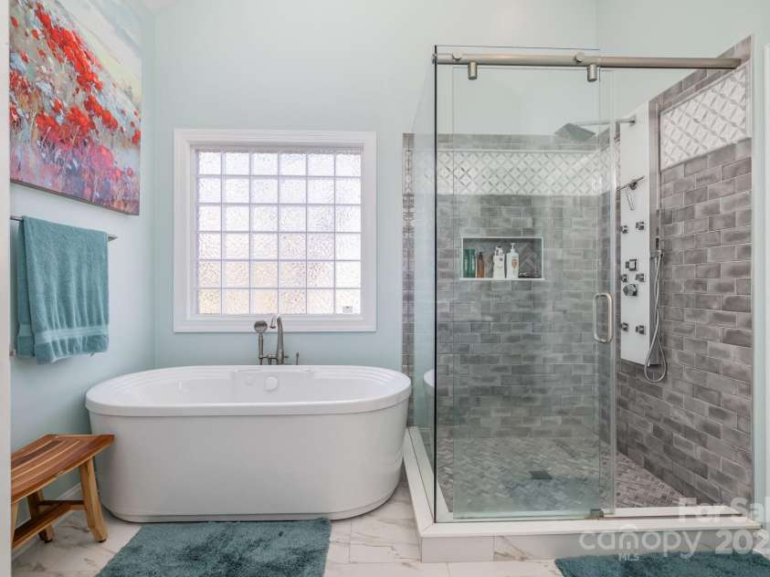 16636 Flintrock Falls Lane, Charlotte, NC 28278.  MLS# CAR4245046, YatesRealty ID 7026. Primary bath
