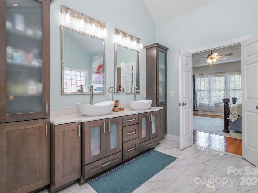16636 Flintrock Falls Lane, Charlotte, NC 28278.  MLS# CAR4245046, YatesRealty ID 7026. Primary bath