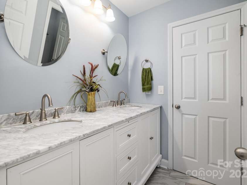 16636 Flintrock Falls Lane, Charlotte, NC 28278.  MLS# CAR4245046, YatesRealty ID 7026. Third Floor Bath