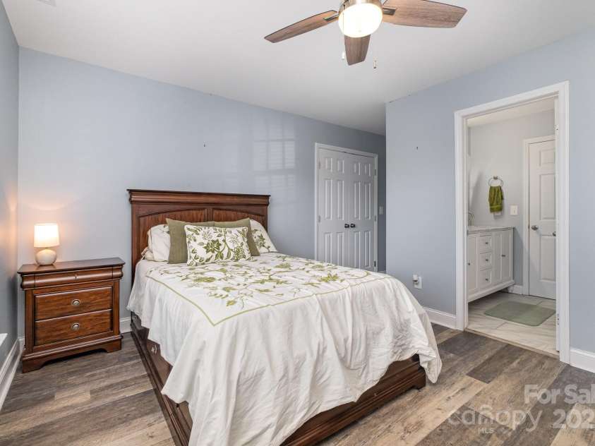 16636 Flintrock Falls Lane, Charlotte, NC 28278.  MLS# CAR4245046, YatesRealty ID 7026. Third Floor room