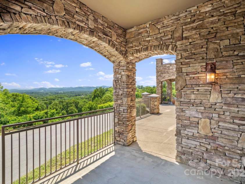 4 Chimney Crest Drive, Asheville, NC 28806.  MLS# CAR4287318, YatesRealty ID 7027. 