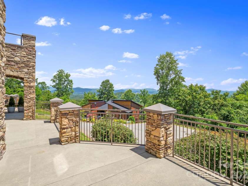 4 Chimney Crest Drive, Asheville, NC 28806.  MLS# CAR4287318, YatesRealty ID 7027. 