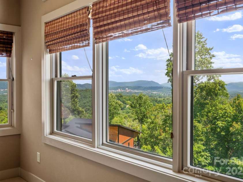 4 Chimney Crest Drive, Asheville, NC 28806.  MLS# CAR4287318, YatesRealty ID 7027. 