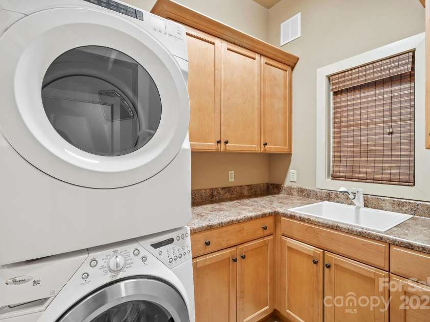 4 Chimney Crest Drive, Asheville, NC 28806.  MLS# CAR4287318, YatesRealty ID 7027. 