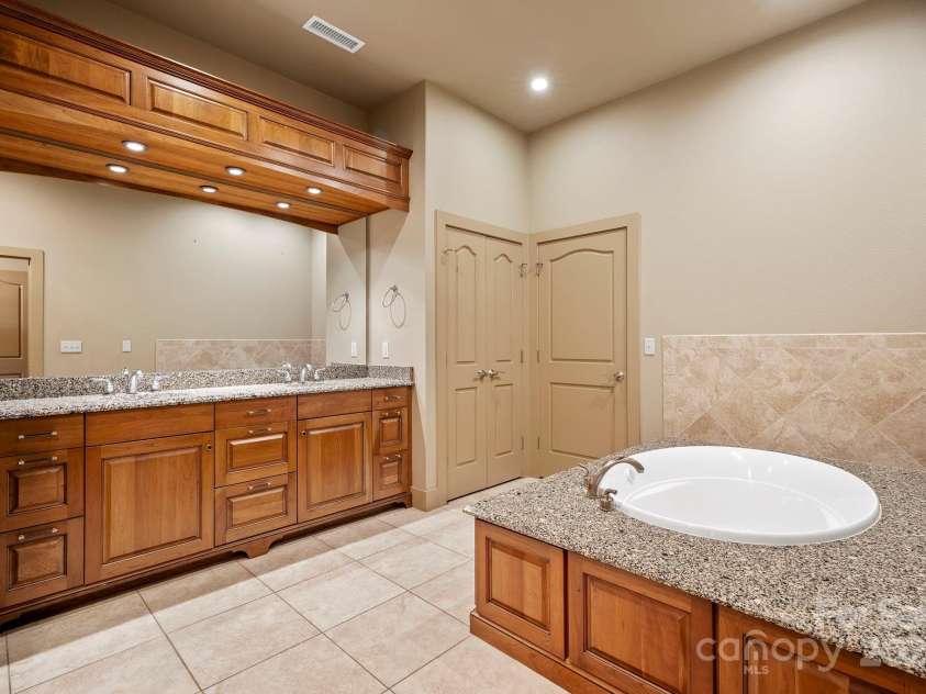 4 Chimney Crest Drive, Asheville, NC 28806.  MLS# CAR4287318, YatesRealty ID 7027. 