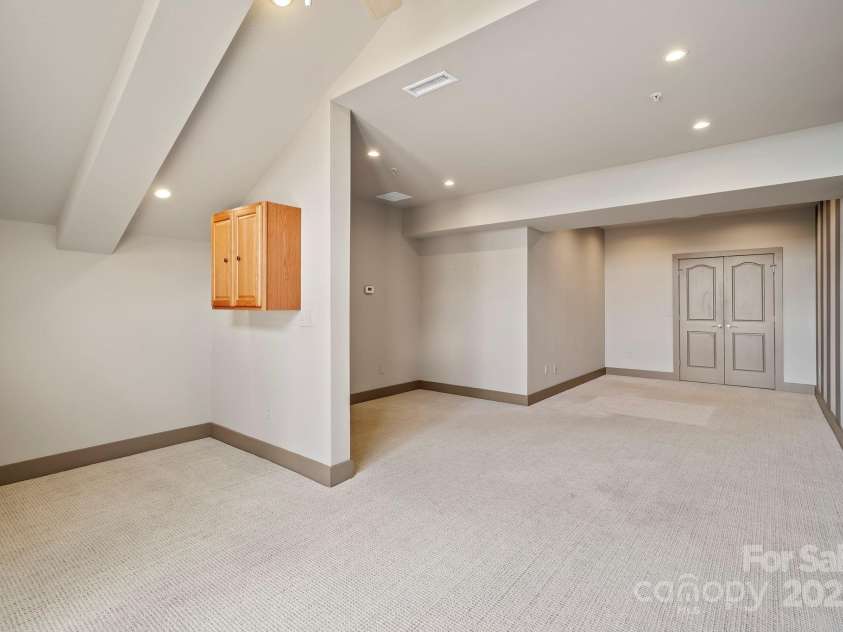 4 Chimney Crest Drive, Asheville, NC 28806.  MLS# CAR4287318, YatesRealty ID 7027. 