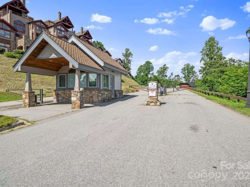 4 Chimney Crest Drive, Asheville, NC 28806.  MLS# CAR4287318, YatesRealty ID 7027. Community Entrance