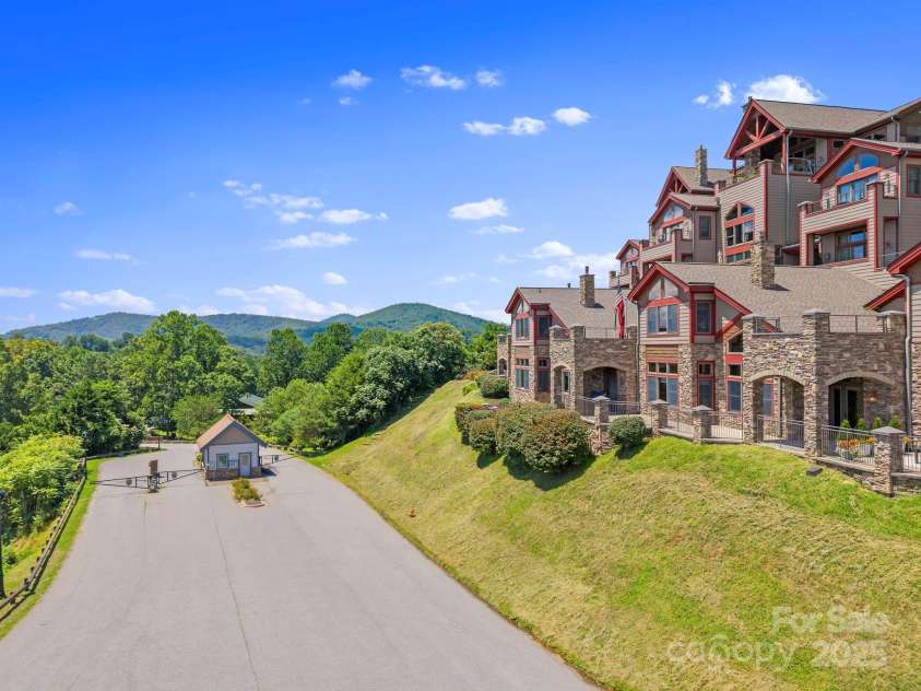 4 Chimney Crest Drive, Asheville, NC 28806.  MLS# CAR4287318, YatesRealty ID 7027. Community Entrance