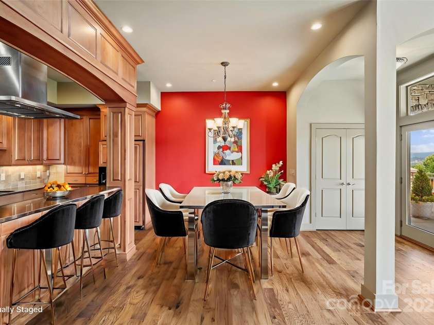 4 Chimney Crest Drive, Asheville, NC 28806.  MLS# CAR4287318, YatesRealty ID 7027. Virtually Staged