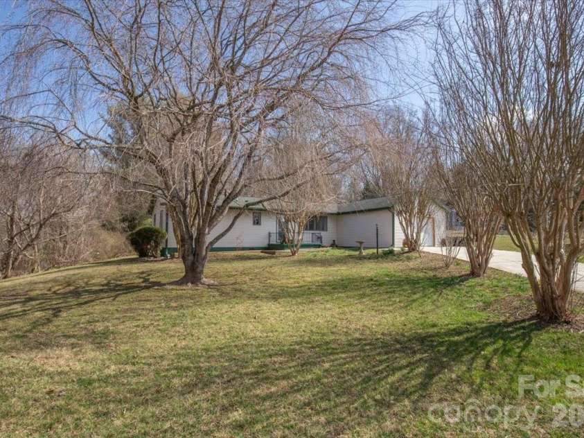 22 Stoney Nob Drive, Hendersonville, NC 28792.  MLS# CAR4354591, YatesRealty ID 7029. Ample parking