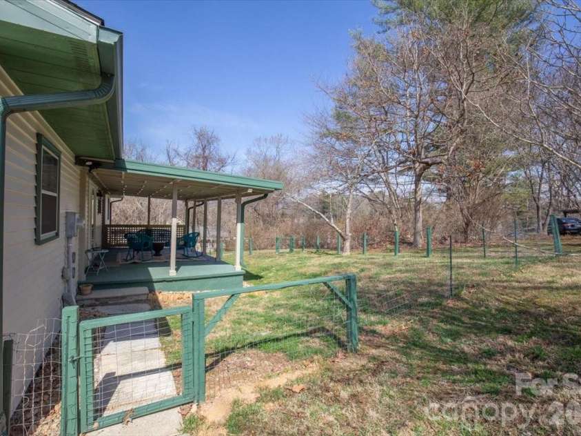 22 Stoney Nob Drive, Hendersonville, NC 28792.  MLS# CAR4354591, YatesRealty ID 7029. Fenced back yard