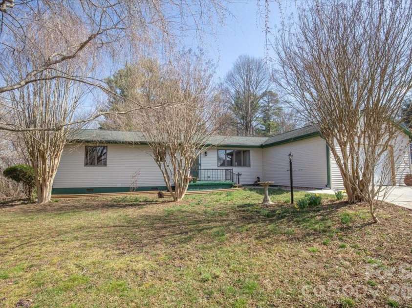 22 Stoney Nob Drive, Hendersonville, NC 28792.  MLS# CAR4354591, YatesRealty ID 7029. Front view