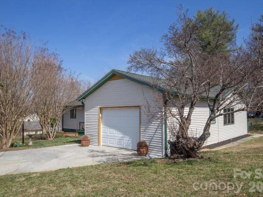 22 Stoney Nob Drive, Hendersonville, NC 28792.  MLS# CAR4354591, YatesRealty ID 7029. Garage side view