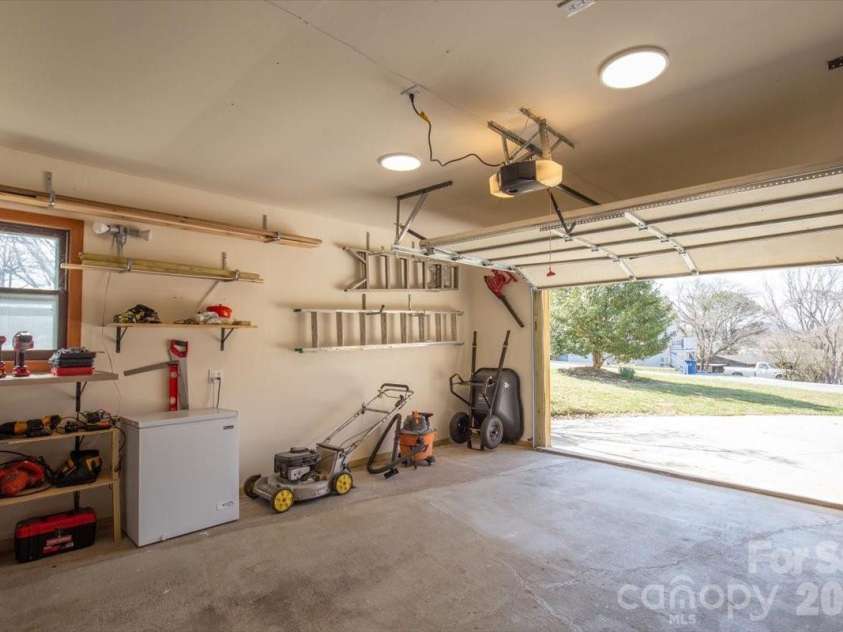 22 Stoney Nob Drive, Hendersonville, NC 28792.  MLS# CAR4354591, YatesRealty ID 7029. Garage view 2