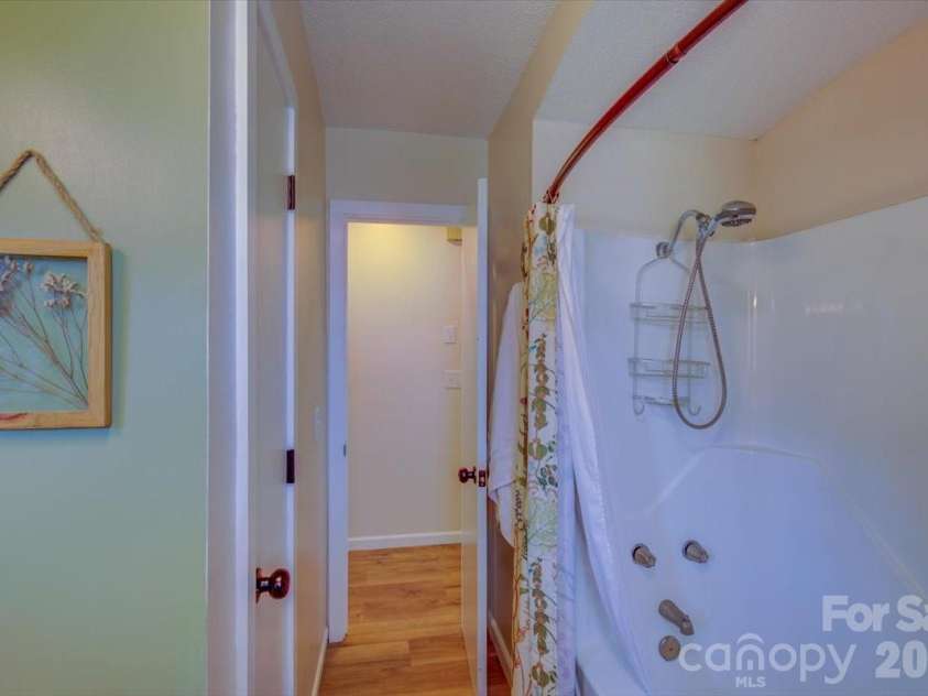 22 Stoney Nob Drive, Hendersonville, NC 28792.  MLS# CAR4354591, YatesRealty ID 7029. Guest bath continued
