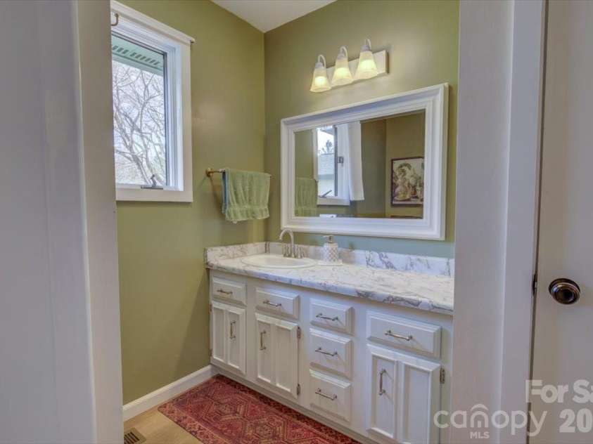 22 Stoney Nob Drive, Hendersonville, NC 28792.  MLS# CAR4354591, YatesRealty ID 7029. Guest bathroom