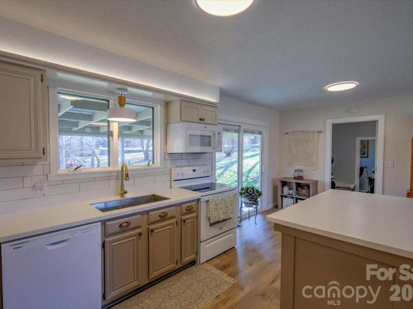 22 Stoney Nob Drive, Hendersonville, NC 28792.  MLS# CAR4354591, YatesRealty ID 7029. Kitchen view continued