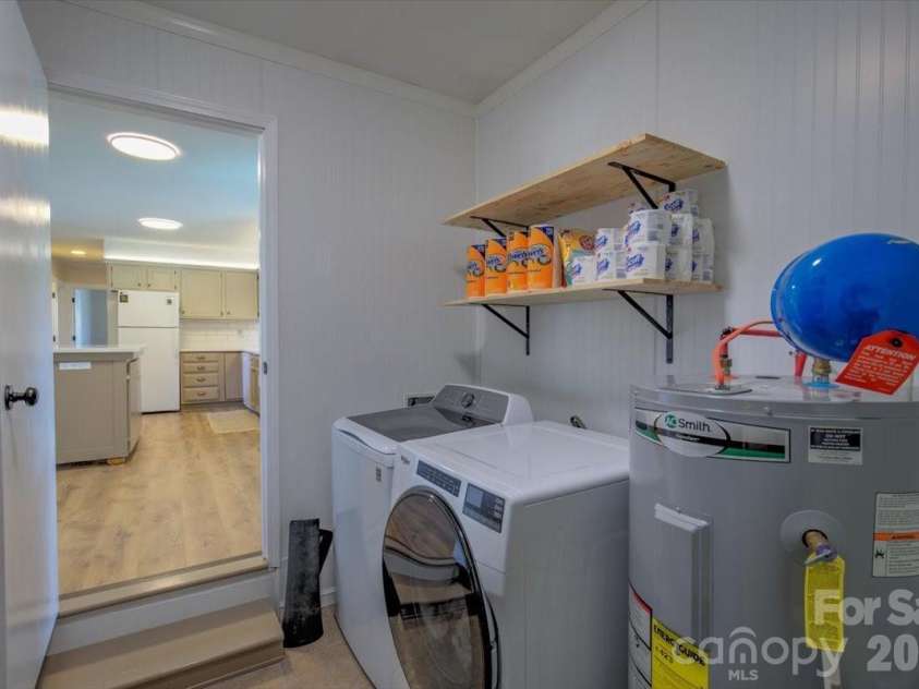 22 Stoney Nob Drive, Hendersonville, NC 28792.  MLS# CAR4354591, YatesRealty ID 7029. Laundry room