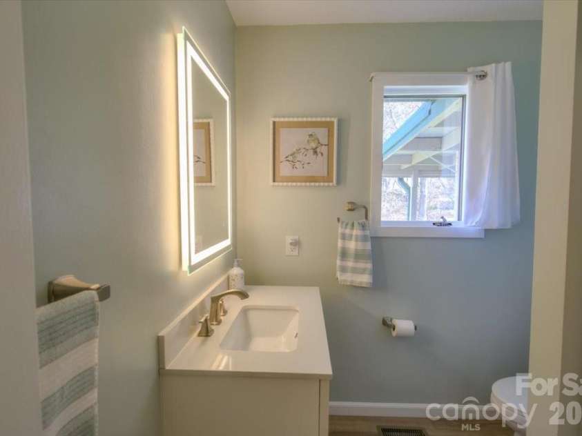 22 Stoney Nob Drive, Hendersonville, NC 28792.  MLS# CAR4354591, YatesRealty ID 7029. Primary bathroom 