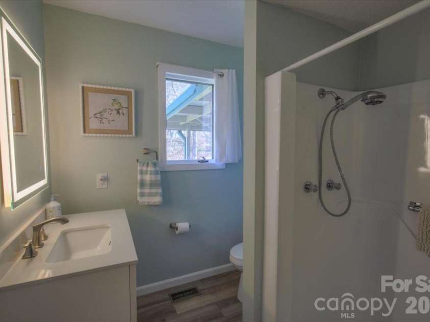 22 Stoney Nob Drive, Hendersonville, NC 28792.  MLS# CAR4354591, YatesRealty ID 7029. Primary bathroom cont.